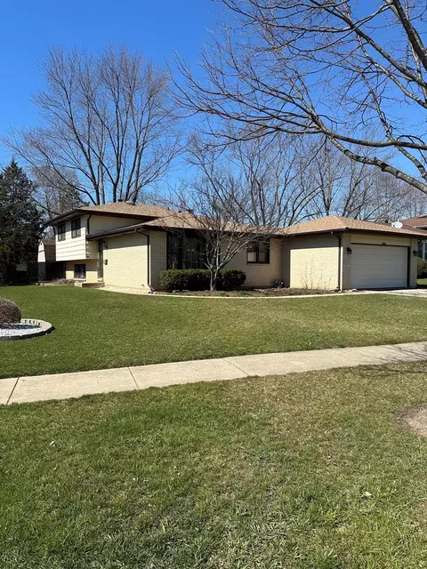558 Eletson Dr, Crystal Lake, IL 60014