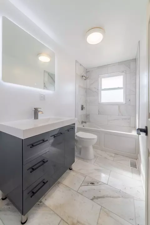 Bath - 14701 Langley Ave, Dolton, IL 60419 photo 1 of 4
