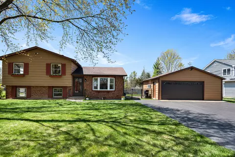100 White Oak Dr, Lindenhurst, IL 60046