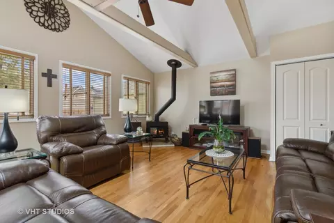 Living - 411 Ingleside Ave, Aurora, IL 60506 photo 2 of 3