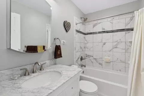 Bath - 411 Ingleside Ave, Aurora, IL 60506 photo 1 of 2