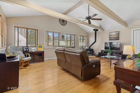 Living - 411 Ingleside Ave, Aurora, IL 60506 photo 1 of 3
