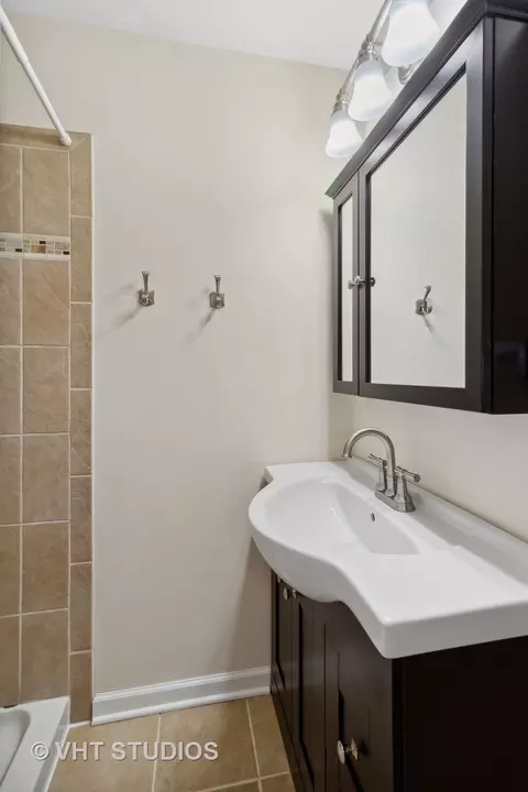 Bath - 411 Ingleside Ave, Aurora, IL 60506 photo 2 of 2