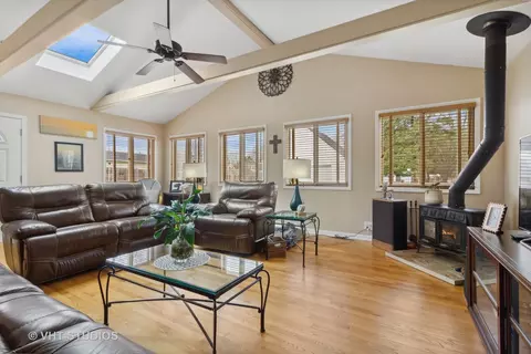 Living - 411 Ingleside Ave, Aurora, IL 60506 photo 3 of 3