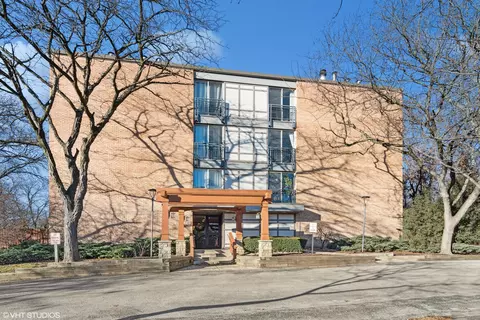 1811 Four Lakes Ave #2L, Lisle, IL 60532