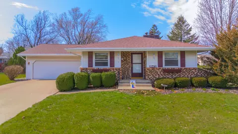 1226 Kim Dr, Bloomington, IL 61704