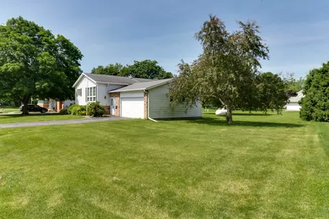105 Pieper Cir, Delavan, IL 61734 photo 2