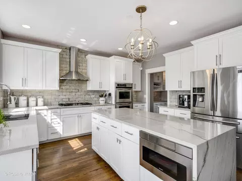 Kitchen - 381 Blackhawk Rd, Riverside, IL 60546 photo 3 of 6