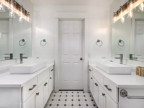 Bath - 381 Blackhawk Rd, Riverside, IL 60546 photo 5 of 6