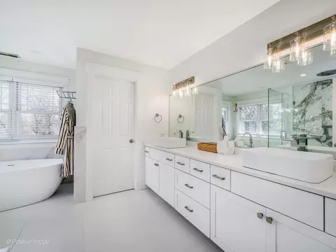 Bath - 381 Blackhawk Rd, Riverside, IL 60546 photo 2 of 6