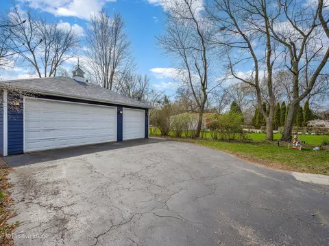 Exterior - 381 Blackhawk Rd, Riverside, IL 60546 photo 4 of 4