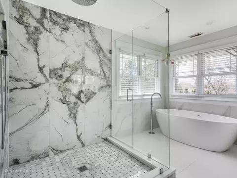 Bath - 381 Blackhawk Rd, Riverside, IL 60546 photo 3 of 6