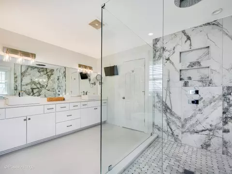 Bath - 381 Blackhawk Rd, Riverside, IL 60546 photo 4 of 6