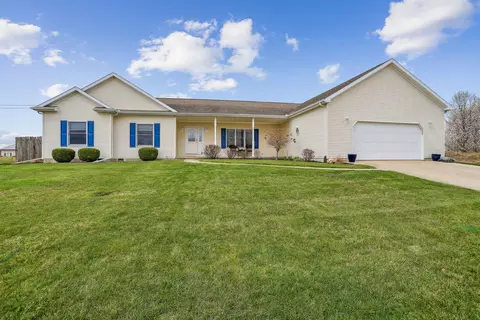 1020 N Possum Trl, Villa Grove, IL 61956