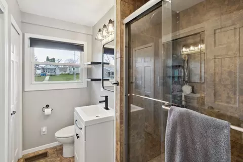 Bath - 1105 Steinman St, Dixon, IL 61021 photo 1 of 2