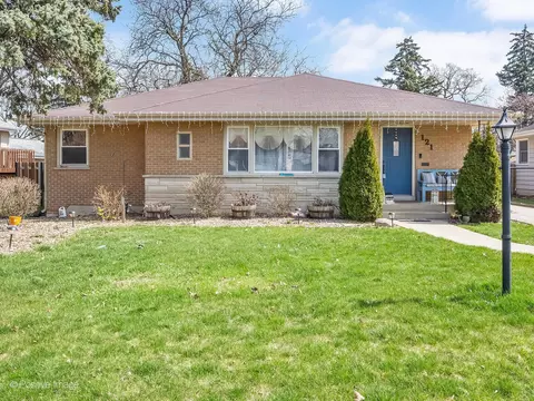 121 N Iowa Ave, Addison, IL 60101