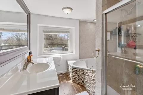 Bath - 964 W Stone St, Kankakee, IL 60901 photo 2 of 3