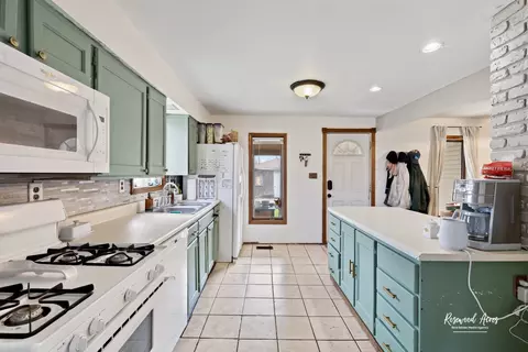 Kitchen - 964 W Stone St, Kankakee, IL 60901 photo 2 of 2