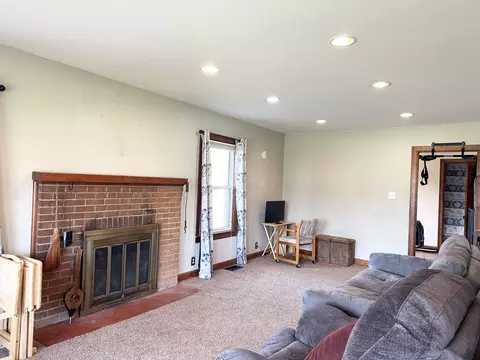 Living - 595 S Fraser Ave, Kankakee, IL 60901 photo 3 of 4
