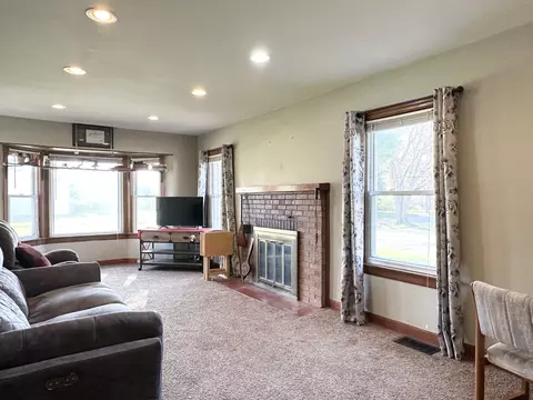 Living - 595 S Fraser Ave, Kankakee, IL 60901 photo 1 of 4