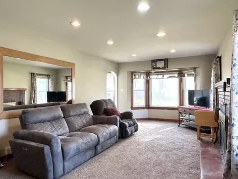 Living - 595 S Fraser Ave, Kankakee, IL 60901 photo 2 of 4