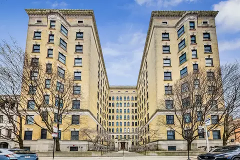 559 W Surf St #609, Chicago, IL 60657