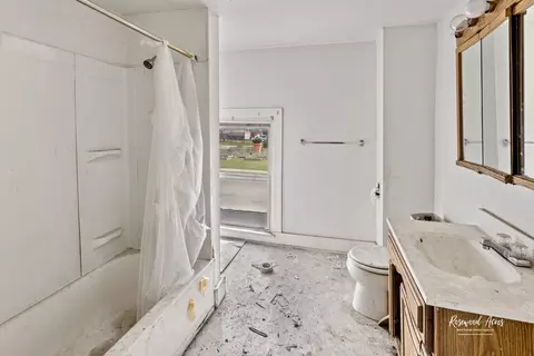 Bath - 307 N 5th Ave, Kankakee, IL 60901 photo 2 of 2