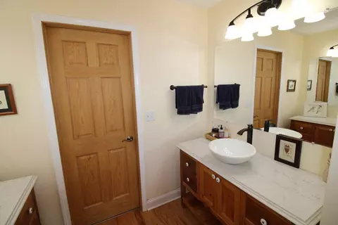Bath - 1709 Deerpass Rd, Marengo, IL 60152 photo 1 of 5
