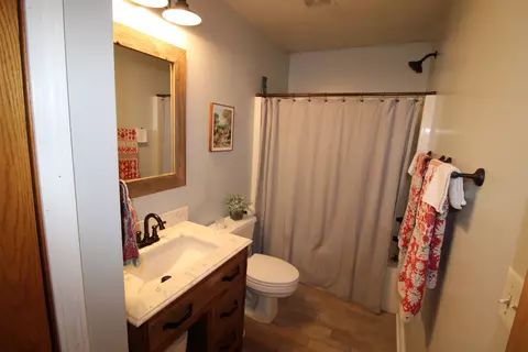 Bath - 1709 Deerpass Rd, Marengo, IL 60152 photo 4 of 5