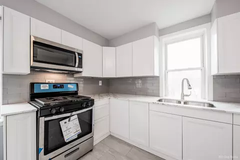 Kitchen - 3928 143rd St, Crestwood, IL 60445 photo 3 of 4