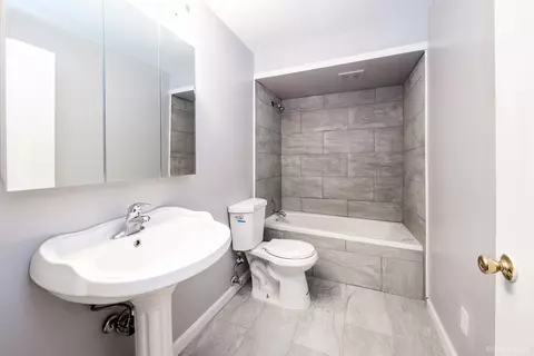 Bath - 3928 143rd St, Crestwood, IL 60445 photo 1 of 2