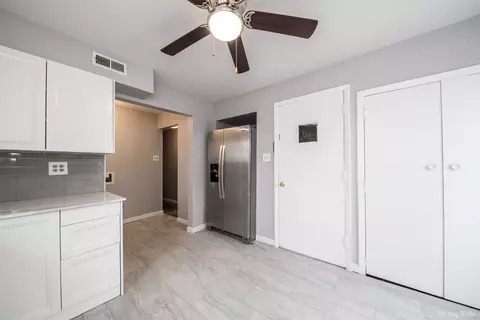 Entry Way - 3928 143rd St, Crestwood, IL 60445 photo 1 of 5