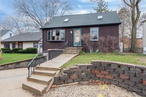 22 S Holly Ave, Fox Lake, IL 60020
