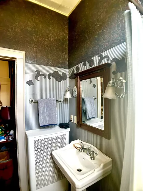 Bath - 401 E Mazon Ave, Dwight, IL 60420 photo 1 of 1