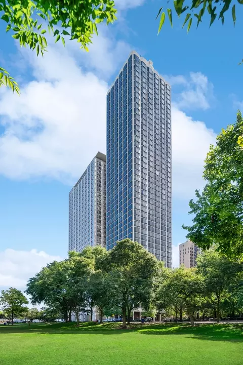 1555 N Astor St #37W, Chicago, IL 60610