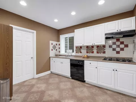 Kitchen - 679 Biltmore Dr, Bartlett, IL 60103 photo 4 of 4