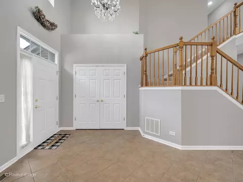 Entry Way - 679 Biltmore Dr, Bartlett, IL 60103 photo 1 of 2