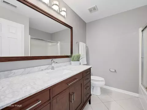 Bath - 679 Biltmore Dr, Bartlett, IL 60103 photo 3 of 4