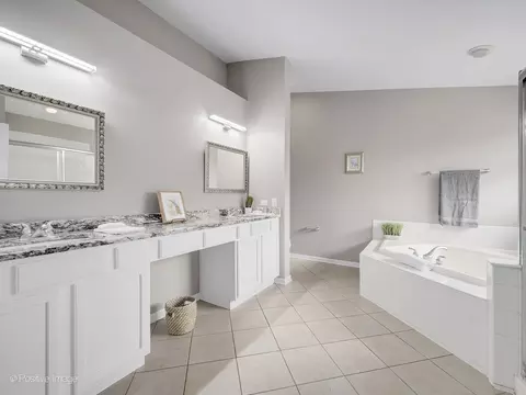 Bath - 679 Biltmore Dr, Bartlett, IL 60103 photo 2 of 4