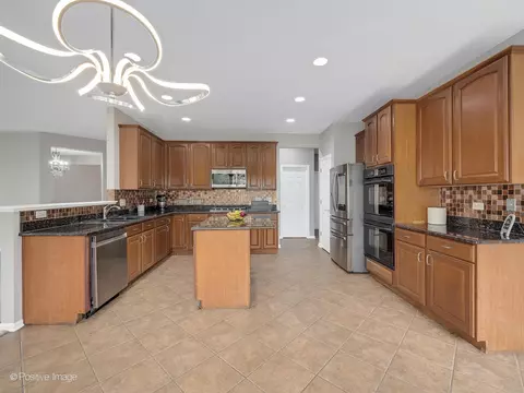 Kitchen - 679 Biltmore Dr, Bartlett, IL 60103 photo 2 of 4