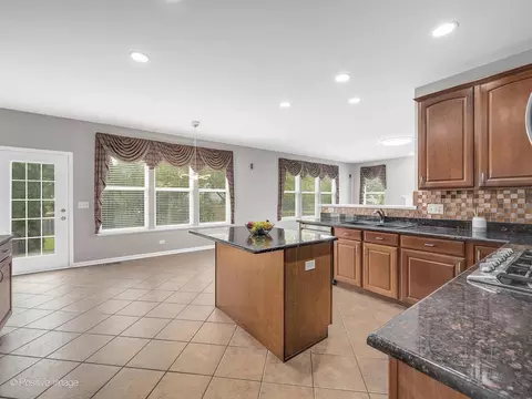 Kitchen - 679 Biltmore Dr, Bartlett, IL 60103 photo 3 of 4