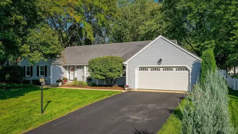 1034 Woodland Hills Rd, Batavia, IL 60510