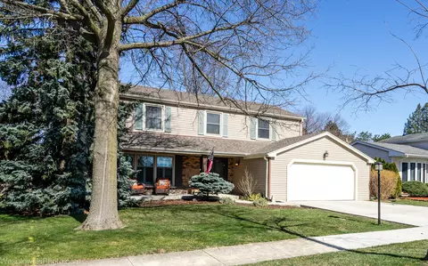 645 Newport Ave, Westmont, IL 60559
