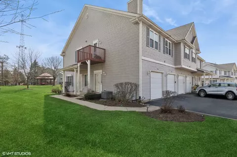1093 Castleshire Dr, Woodstock, IL 60098
