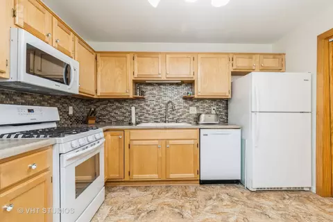 Kitchen - 418 Waters Edge Dr #D, Mchenry, IL 60050 photo 1 of 2