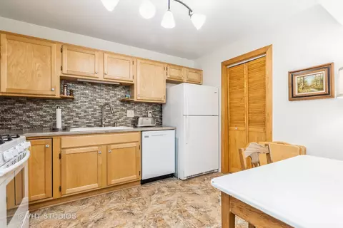 Kitchen - 418 Waters Edge Dr #D, Mchenry, IL 60050 photo 2 of 2