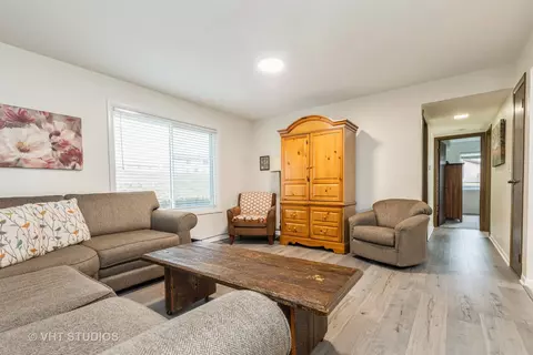 Living - 418 Waters Edge Dr #D, Mchenry, IL 60050 photo 1 of 1