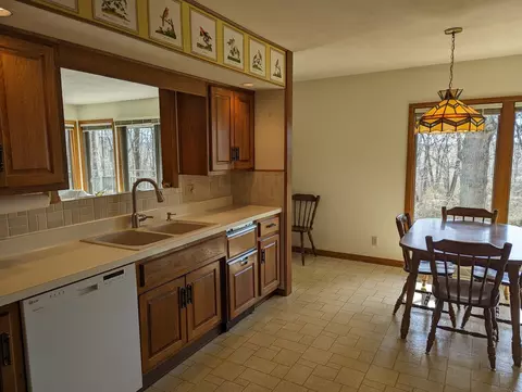 2995 W Forest Rd, Freeport, IL 61032 photo 7