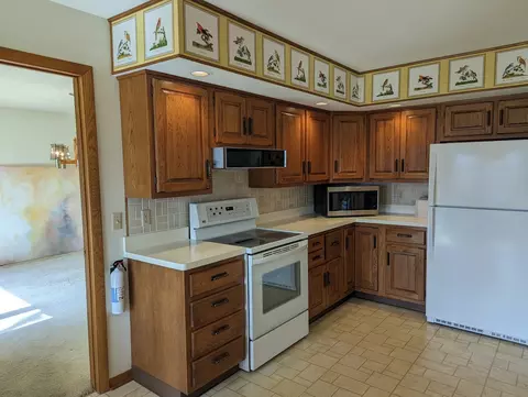 2995 W Forest Rd, Freeport, IL 61032 photo 5