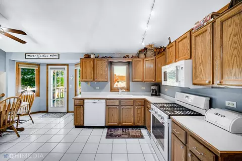 Kitchen - 10248 Oconnell Ave, Mokena, IL 60448 photo 1 of 2